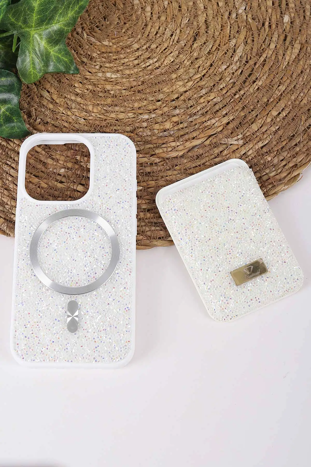 Beyaz TeknoCase İPhone 15 Pro Uyumlu Viola Diamond Case Serisi Kartlıklı Lens Hediyeli Sert Silikon Telefon Kılıfı 430825