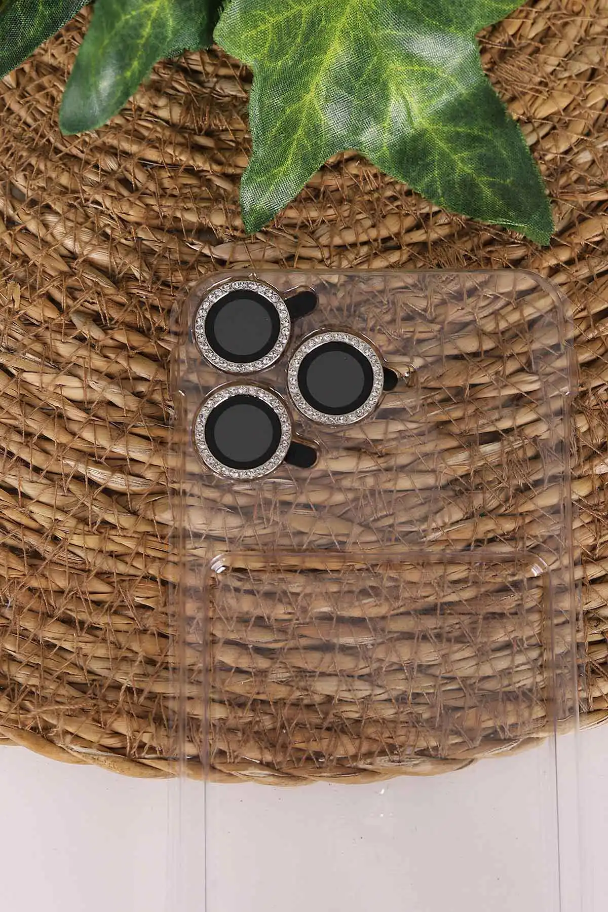 Beyaz TeknoCase İPhone 17 Pro Uyumlu Nelly Diamond Serisi Taşlı Lens Hediyeli Sert Silikon Telefon Kılıfı 480969