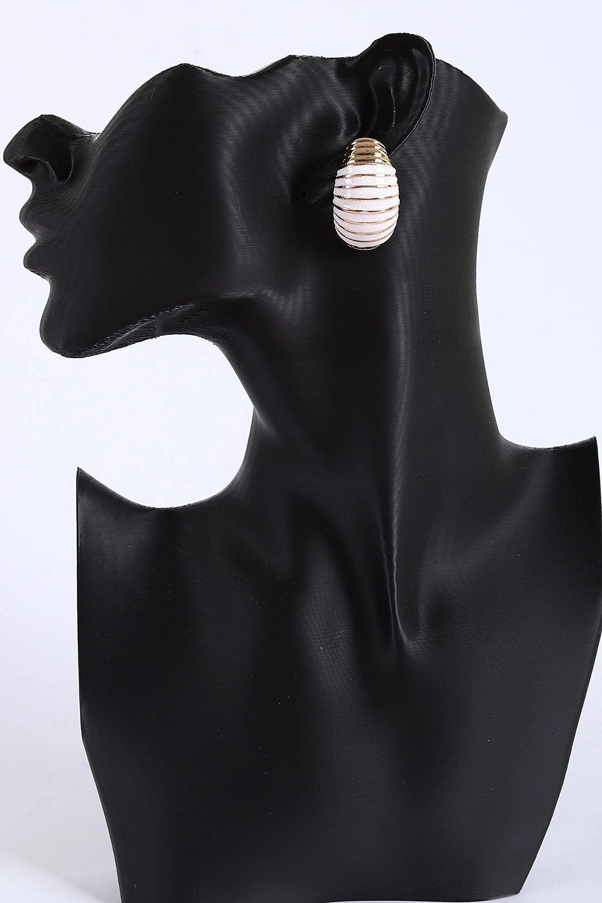 Beyaz Tırtıklı Koza Model Gold Detaylı Çivi Küpe 368761