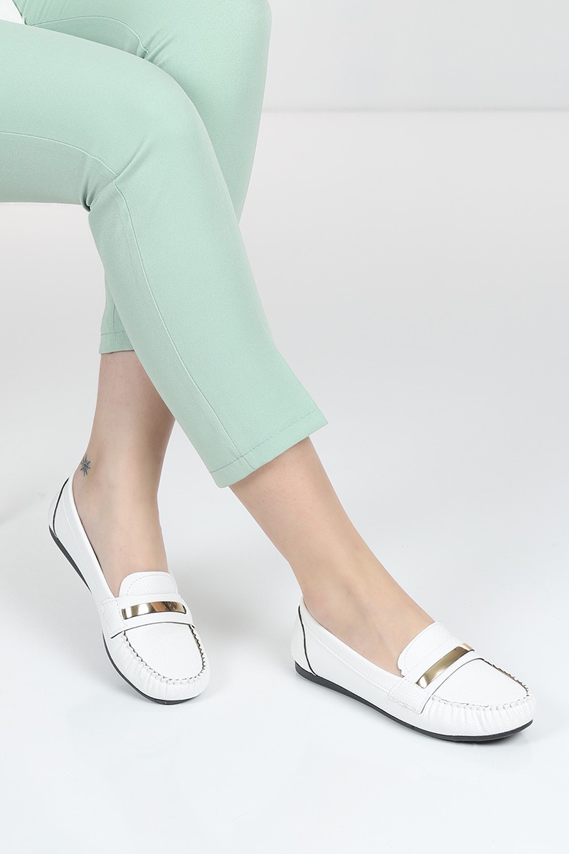 Beyaz Tokalı Kadın Babet Ayakkabı 105479