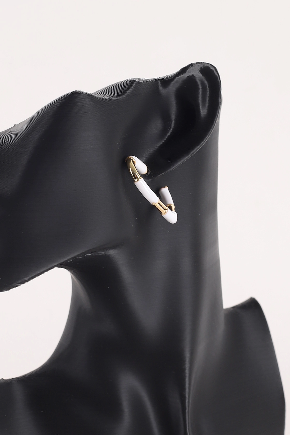 Beyaz Yarı Mineli Gold Detaylı Kalp Model Küpe 368785