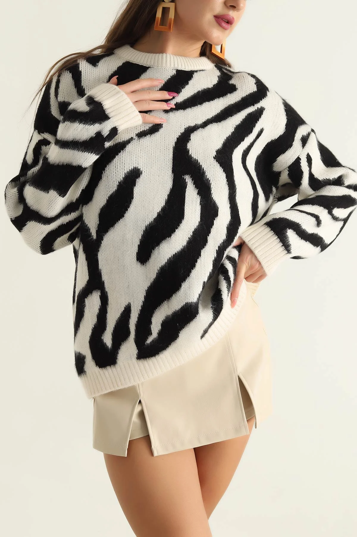 Beyaz Zebra Desen Triko Bayan Kazak 303532