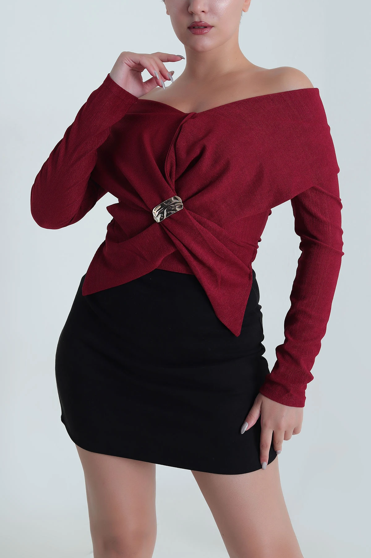 Bordo Broşlu Madonna Yaka Kadın Bluz 482846