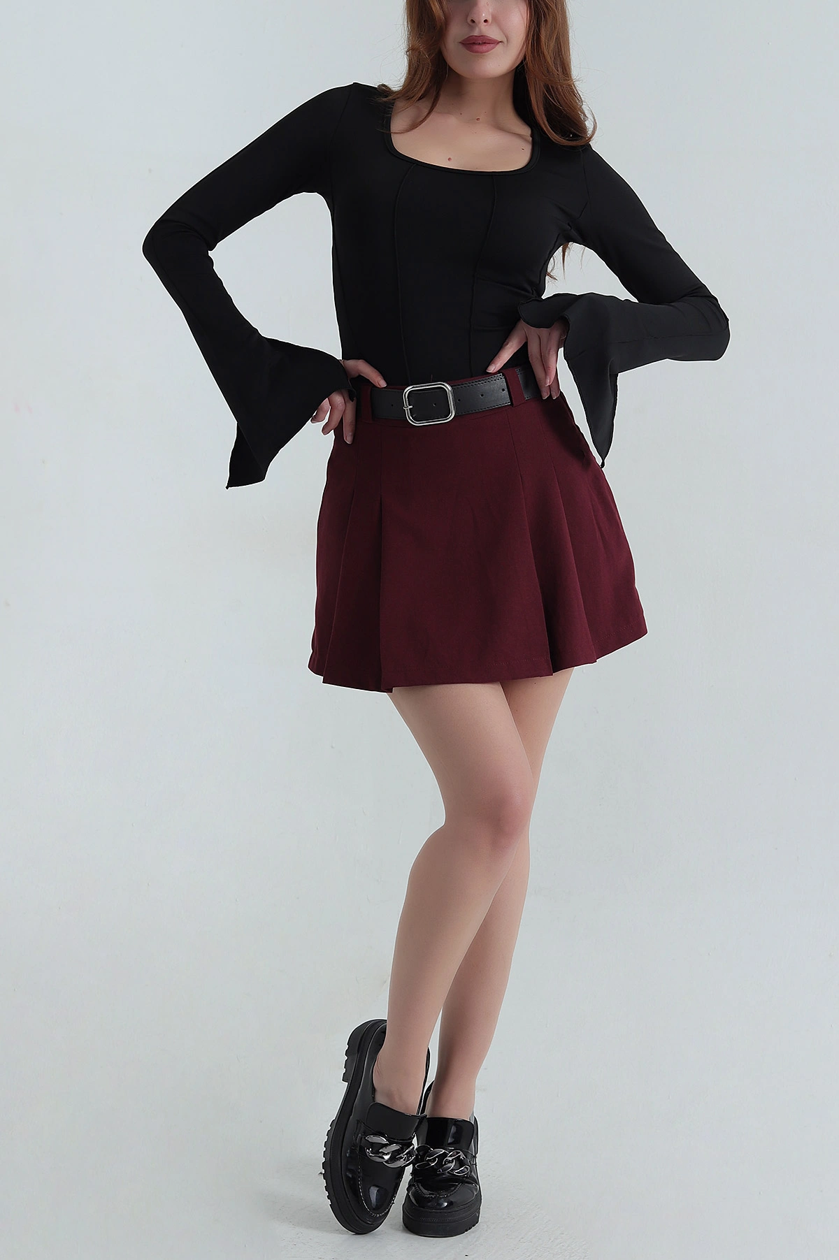 Yalangoch joja oyoqlarini yoydi