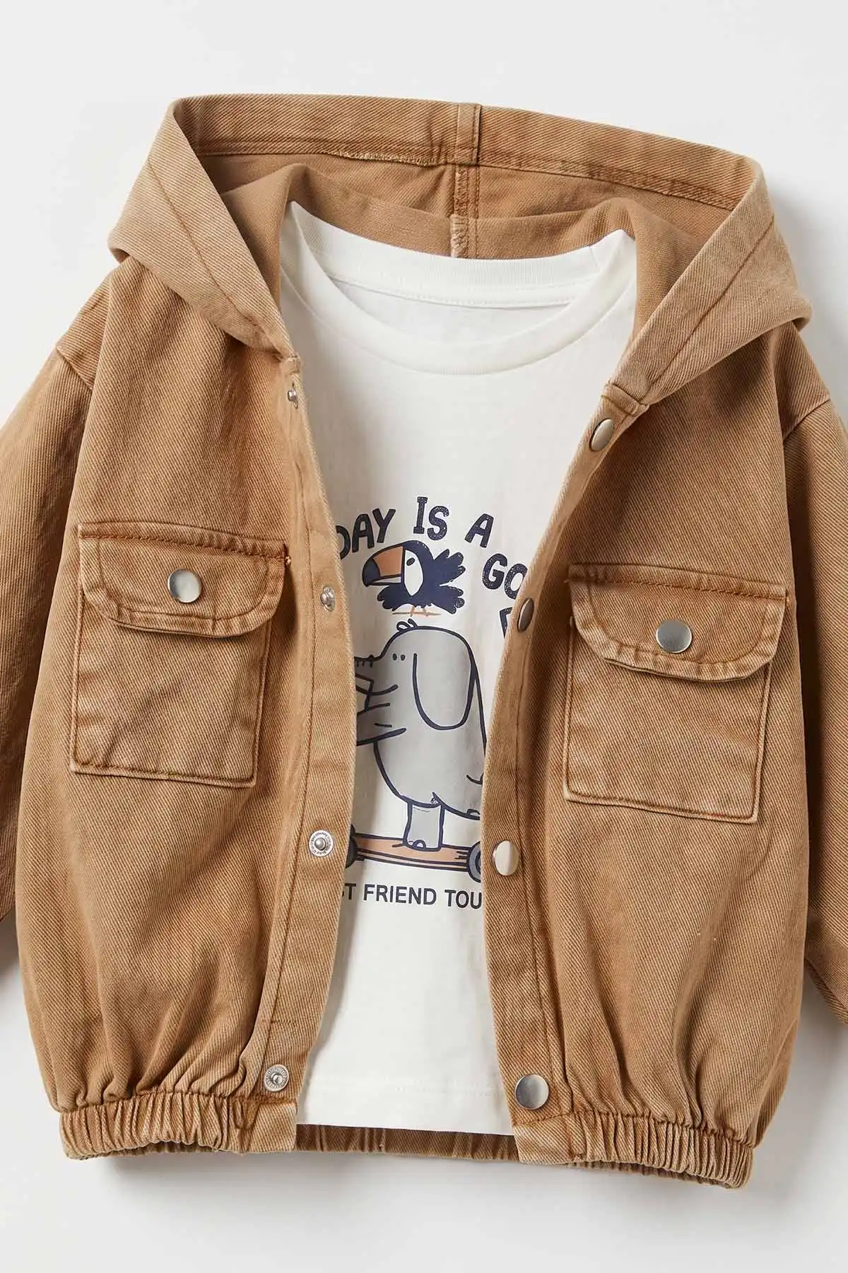 Camel (2-5 Yaş)Kapüşonlu Çıtçıt Düğmeli Gabardin Ceket Pantolonlu Erkek Çocuk 3'lü Takım 477974