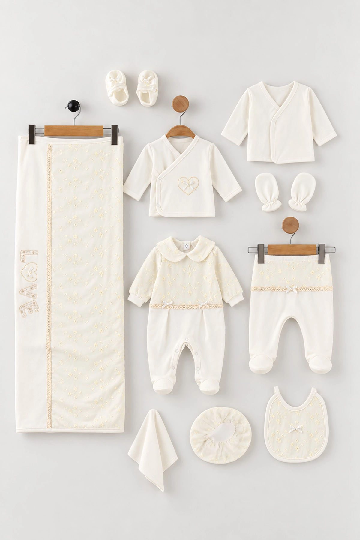 Ekru (0-3 Ay) Kalp Nakışlı Kutulu 10'lu Yeni Doğan Kız Bebek Zıbın ve Hastane Çıkış Setleri 475471