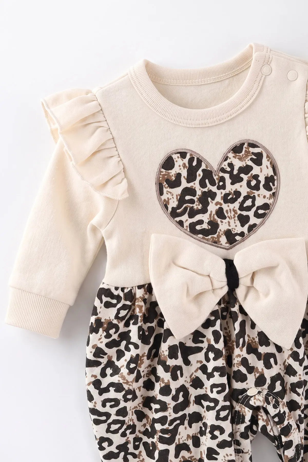 Ekru (0-9 Ay)Fiyonklu Leopar Desen Kalp Nakışlı Omuzdan Fırfırlı ve Bandanalı Kız Bebek Tulum 475999