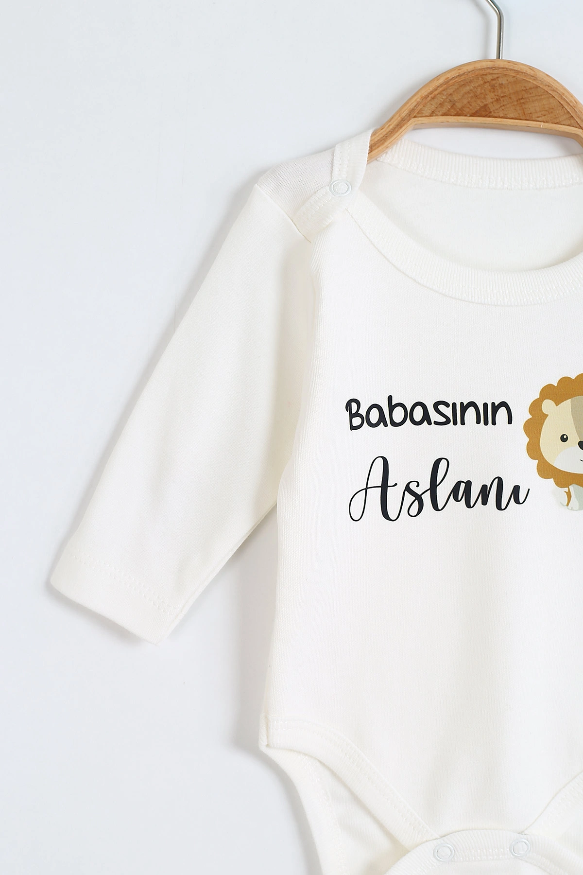 Ekru (1-12 Ay) Babasının Aslanı Baskılı Bebe Badi 300393