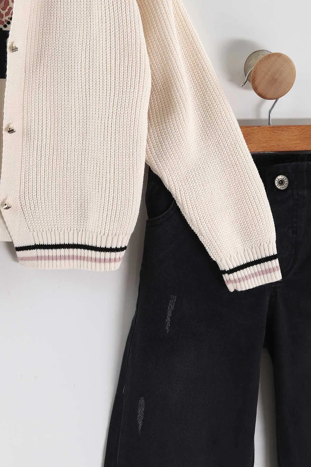 Ekru (5-9 Yaş) Kalpli Sweatli Triko Hırkalı   Kot Pantolonlu Kız Çocuk 3'lü Takım 443855