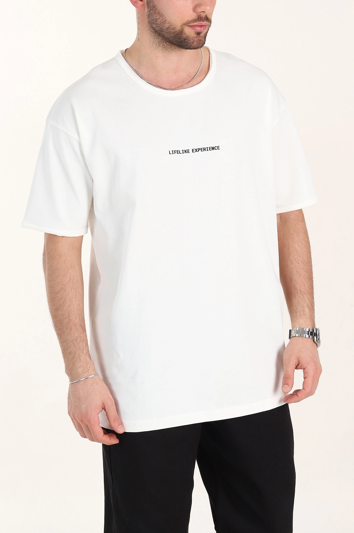 Ekru Oversize Kabartma Yazılı Yırtık Yaka Detaylı Erkek Tişört 358012