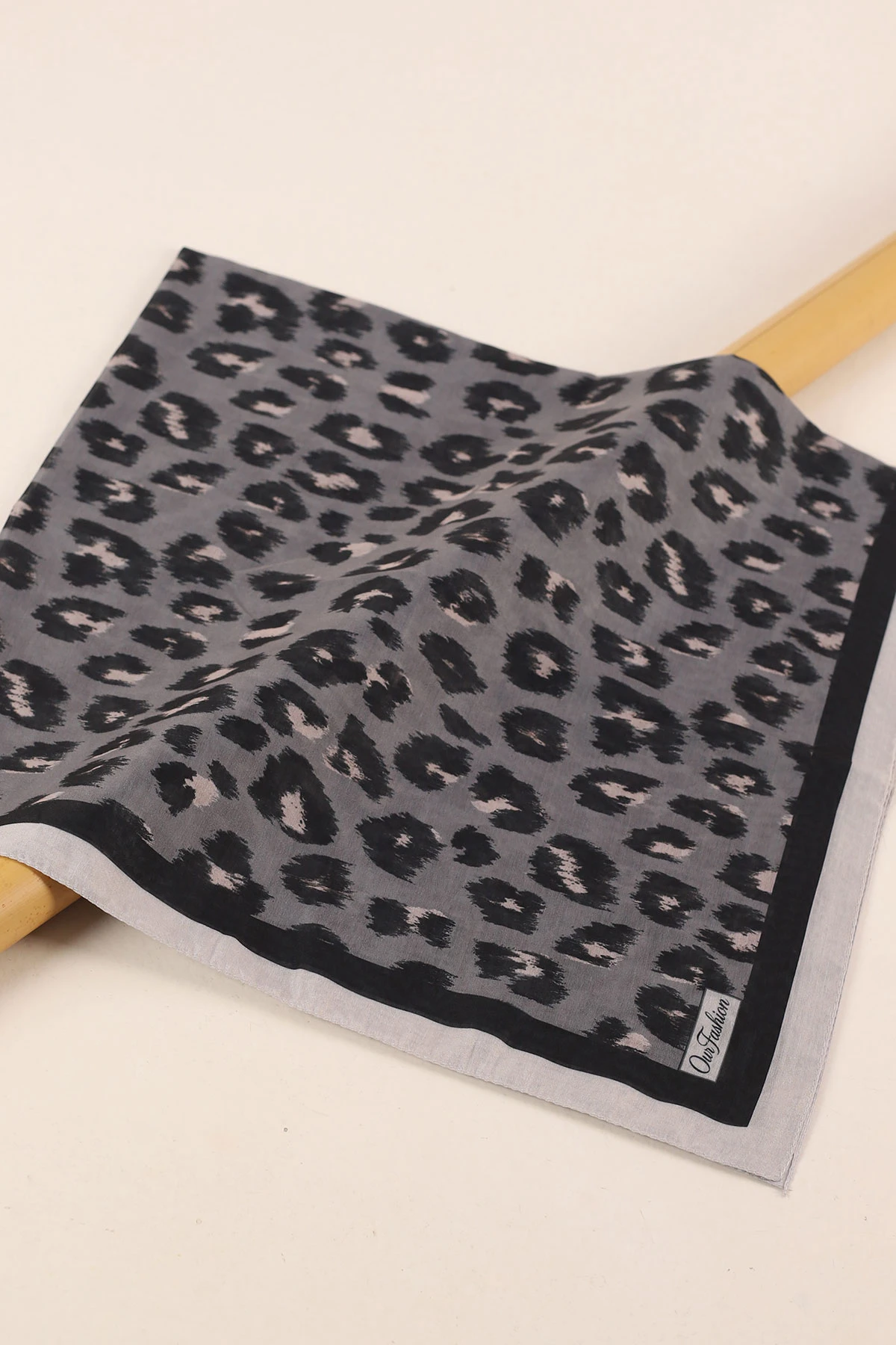 Füme 90x90 Cm Dijital Baskılı Desenli Tülbent Eşarp 428617