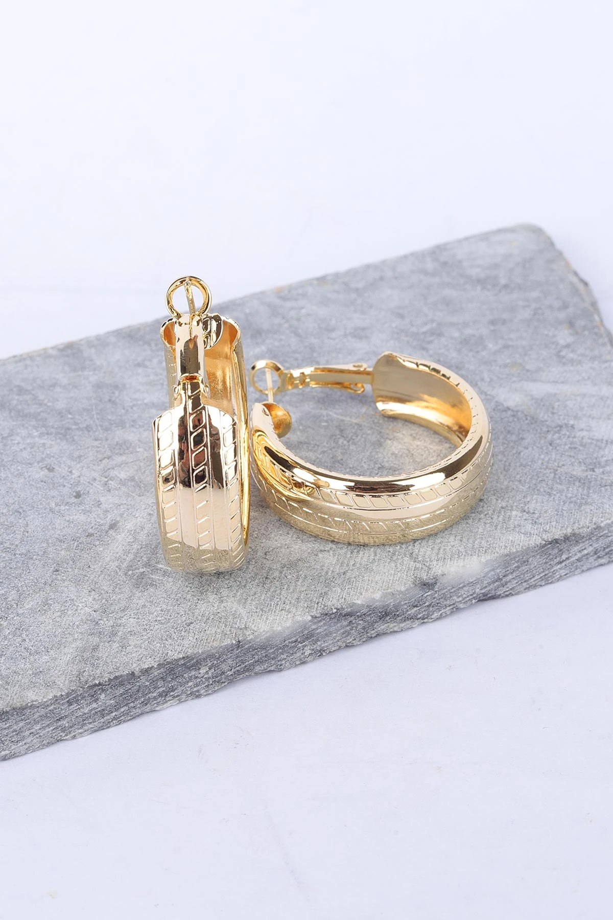 Gold İşlemeli Kalın Halka Model Küpe 330835