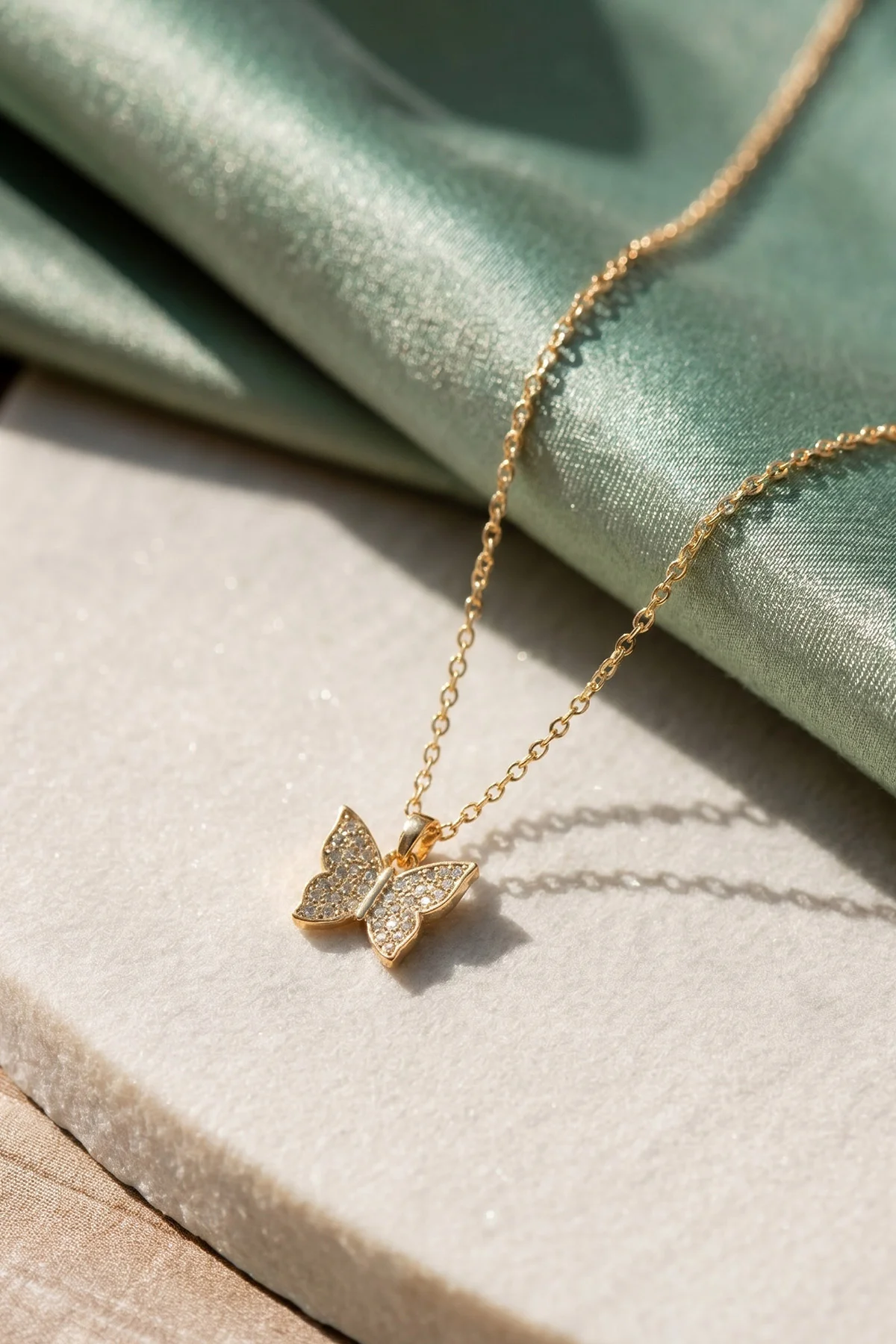 Gold Kelebek Figürlü Zirkon Taşlı Şık Kolye 456773