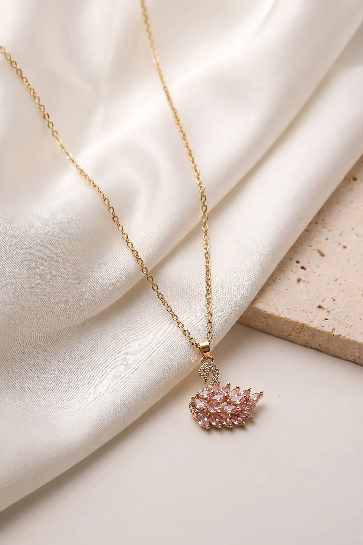 Gold Kuğu Figürlü Pembe Taşlı Çelik Kolye 463937