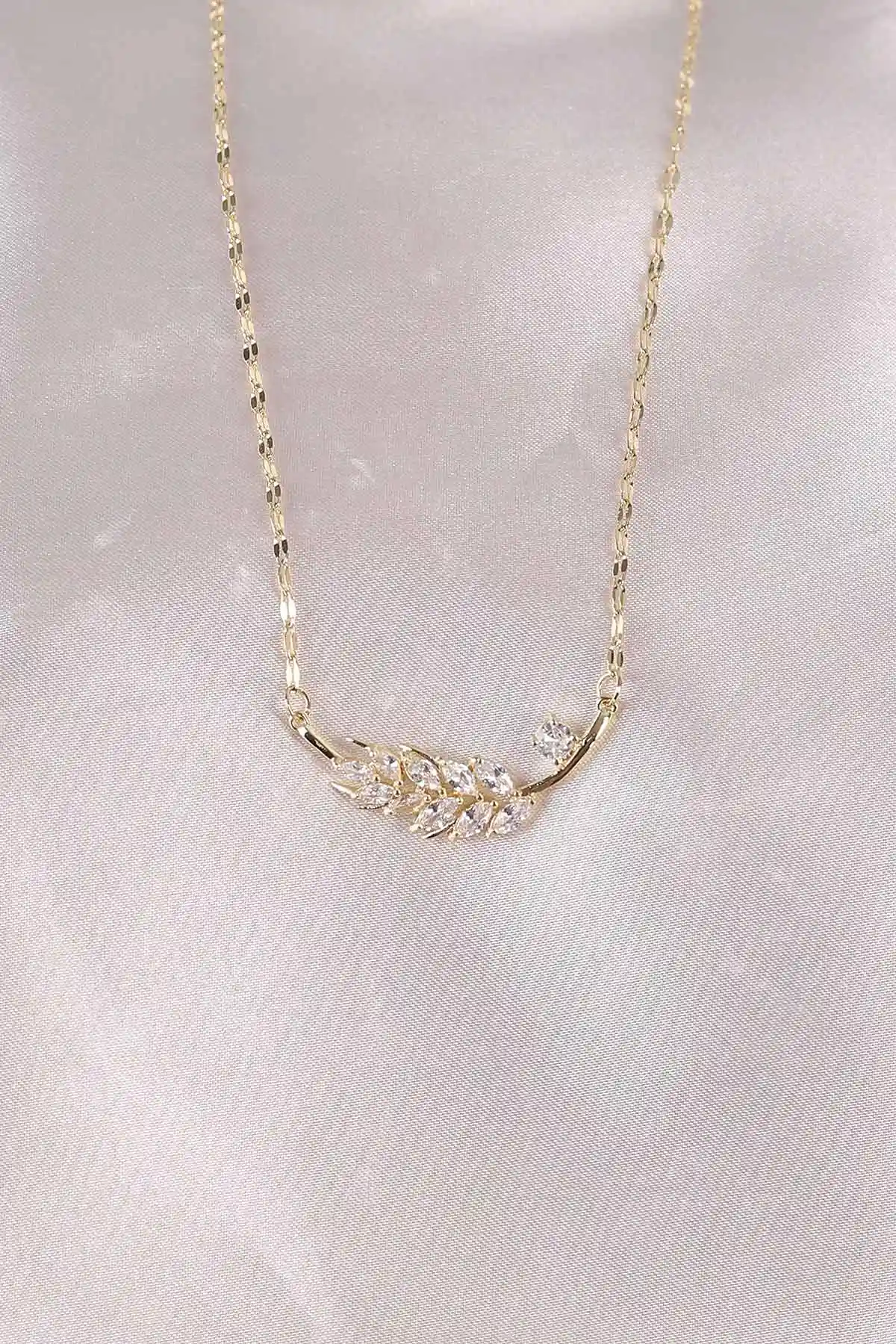 Gold Yaprak Model Taşlı Şık Kolye 498416