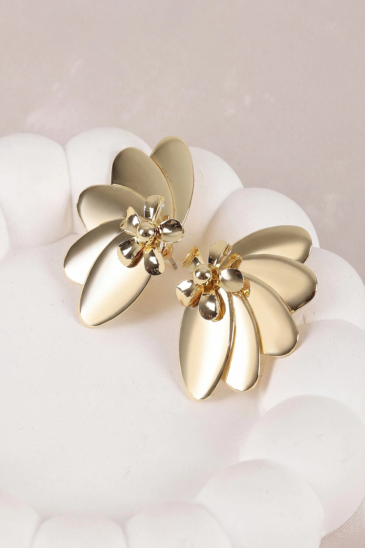 Gold Yapraklı Çivi Küpe 450848