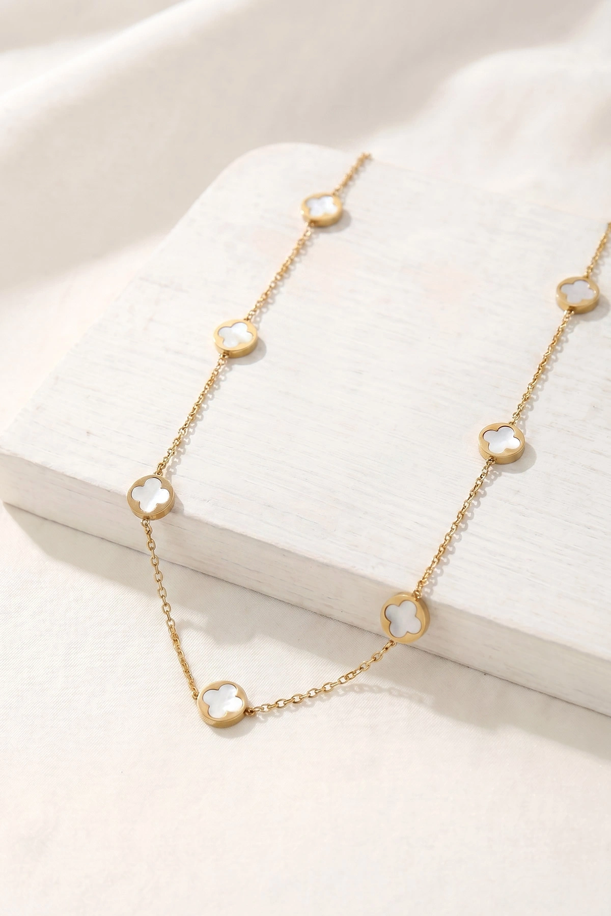 Gold Yonca Figürlü Çelik Kolye 456784