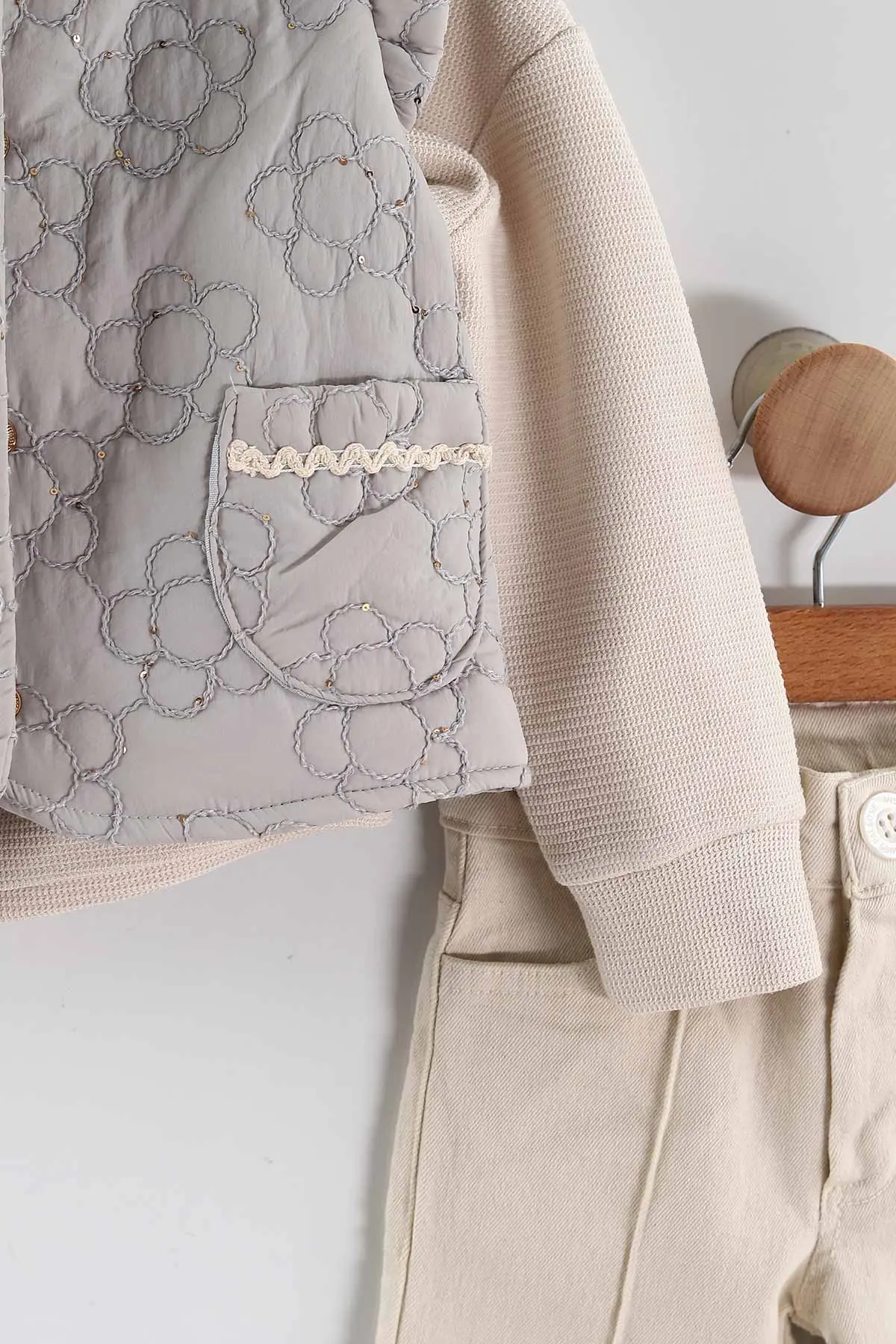 Gri (1-5 Yaş) Kapitone Çiçek Nakışlı Yelekli    Gabardin Pantolonlu  Kız Çocuk 3'lü Takım 443845