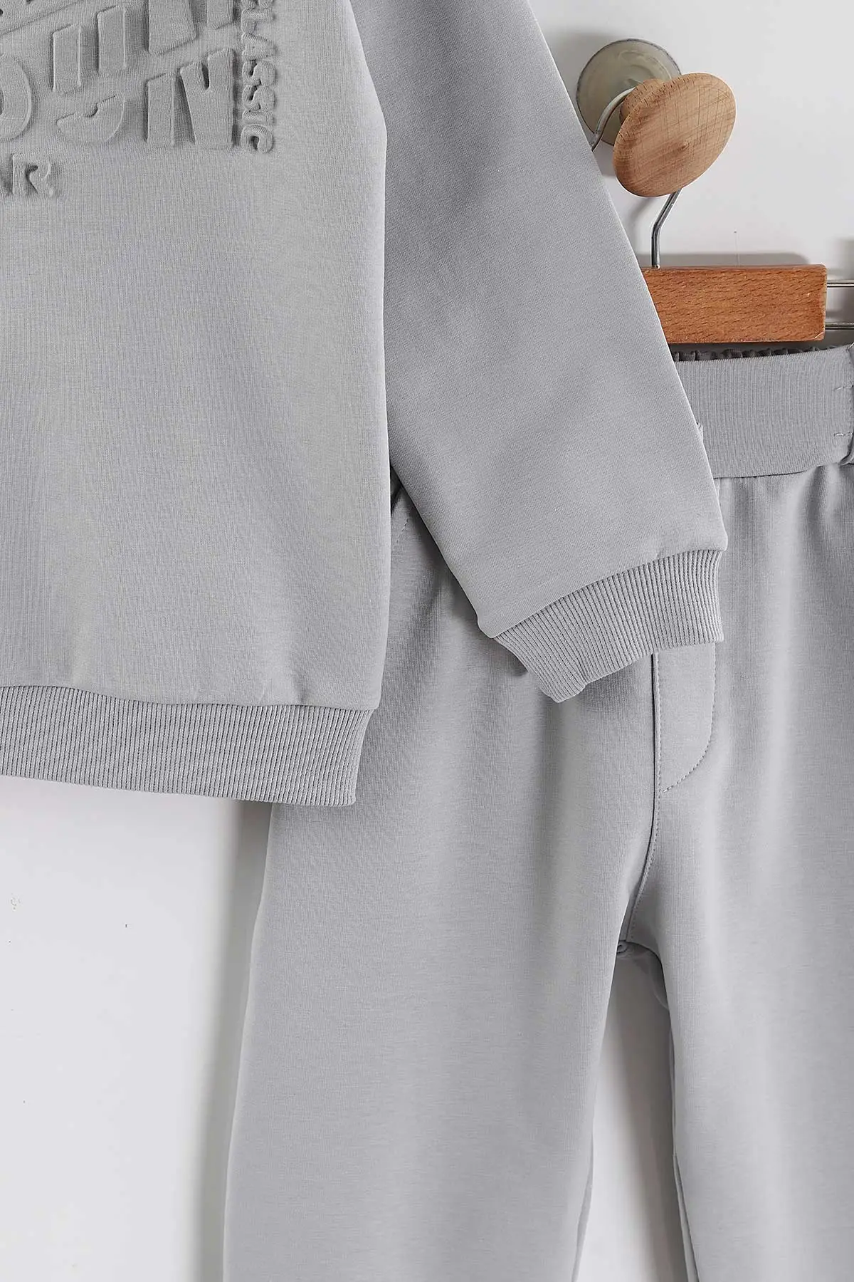 Gri (1-9 Yaş)Kabartma Baskılı İki İp Kompak Kumaş Erkek Çocuk 2'li Takım 441125