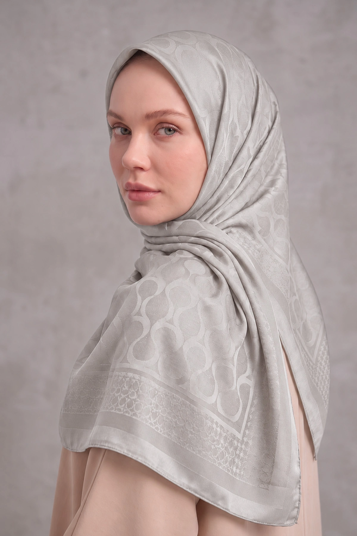 Gri 100x100 Cm Bloom İpeksi Premium Pano Jakar Eşarp 494378