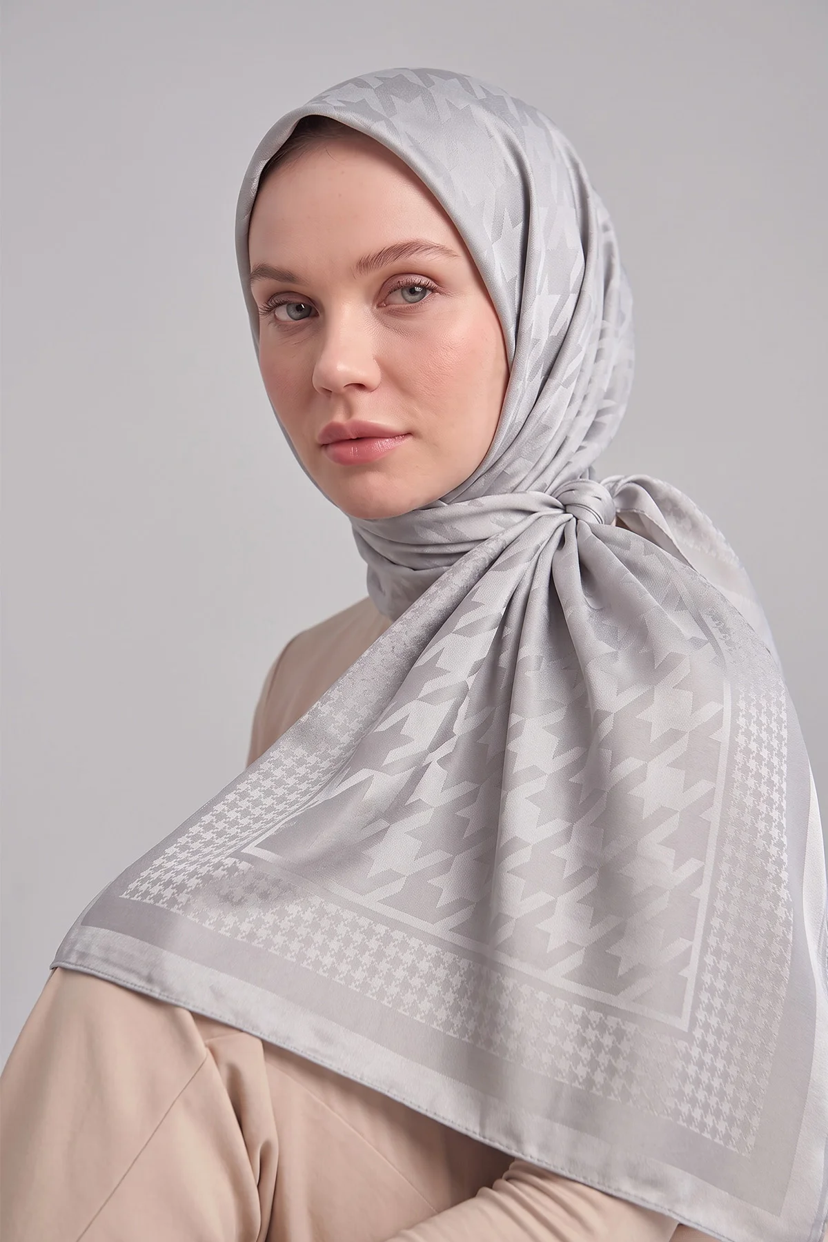 Gri 100x100 Cm Kaz Ayağı İpeksi Premium Pano Jakar Eşarp 494374