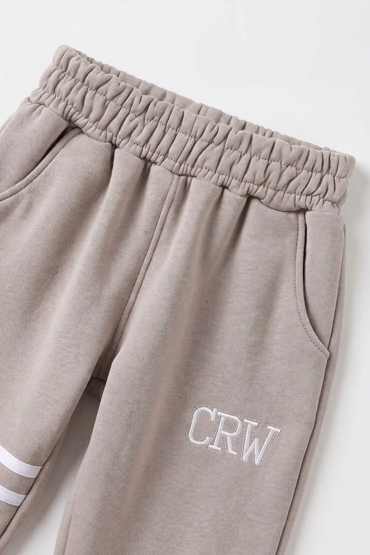 Gri (4-11 Yaş) CRW Nakışlı Kapüşon ve Kanguru Cepli 3 İp Şardonlu Erkek Çocuk Kışlık Takım 485010