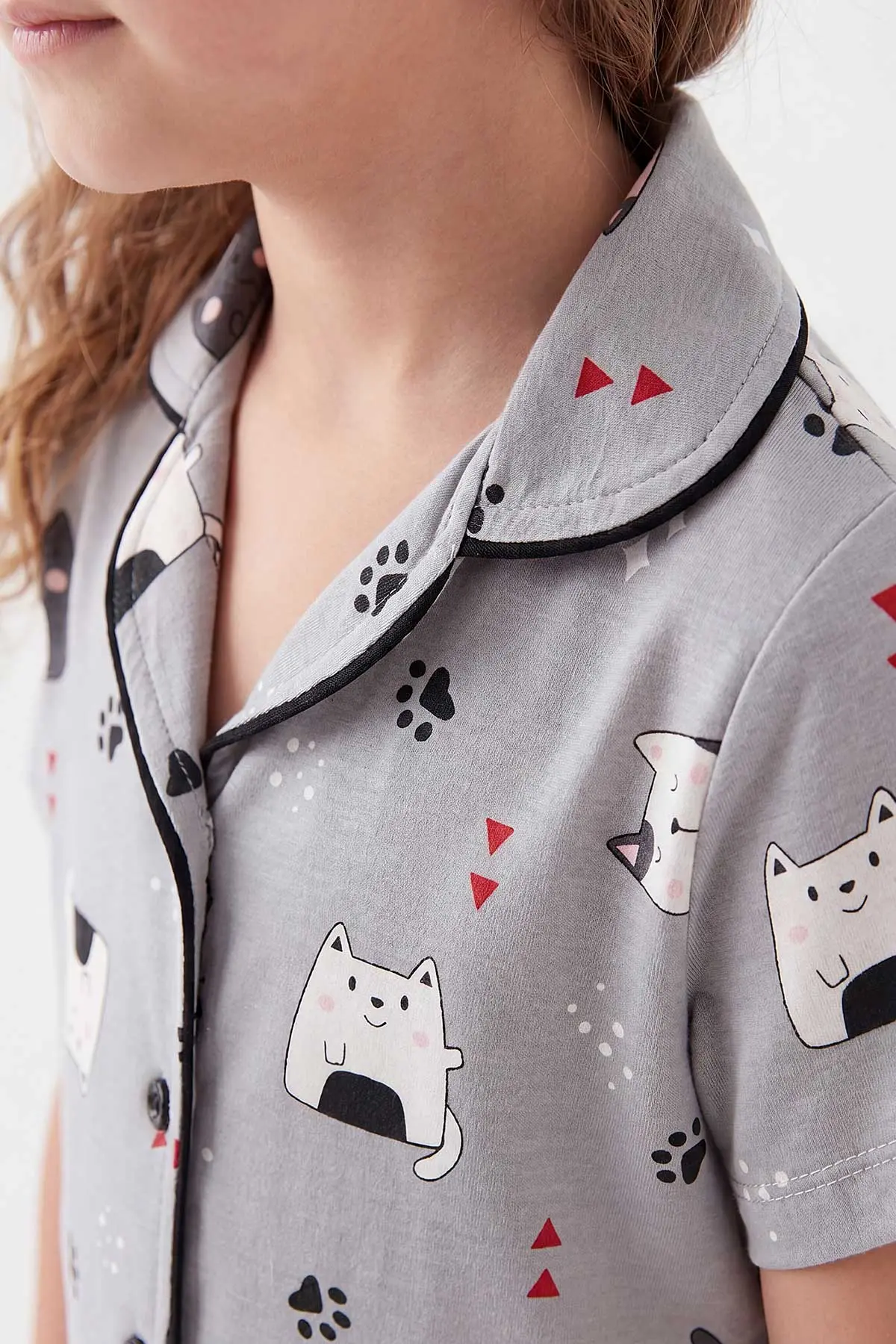 Gri (4-12 Yaş) Baskılı Kısa Kol Ön Düğmeli Göz Bandı Detaylı Kız Çocuk Pijama Takım 453255