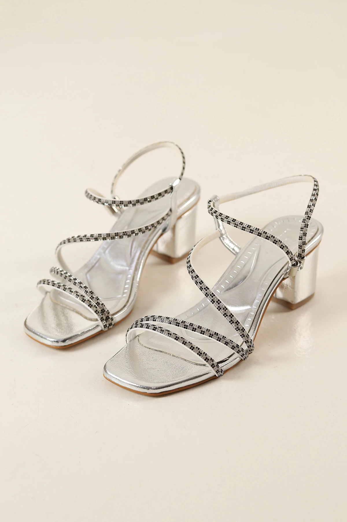 Gümüş Kırışık Rugan Taş Bantlı Topuklu Sandalet 259016