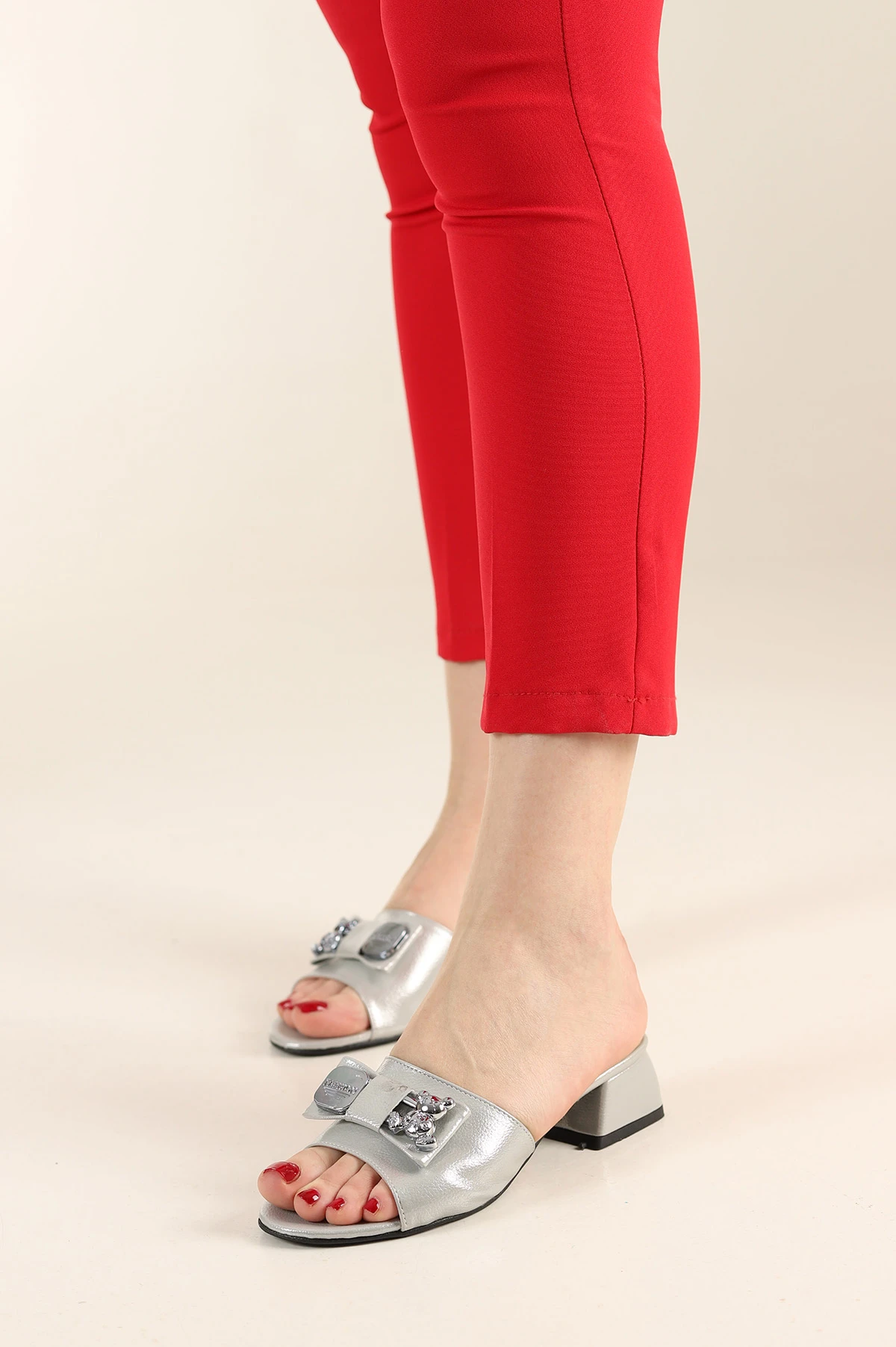 Gümüş Kırışık Rugan Tokalı Topuklu Terlik 249943