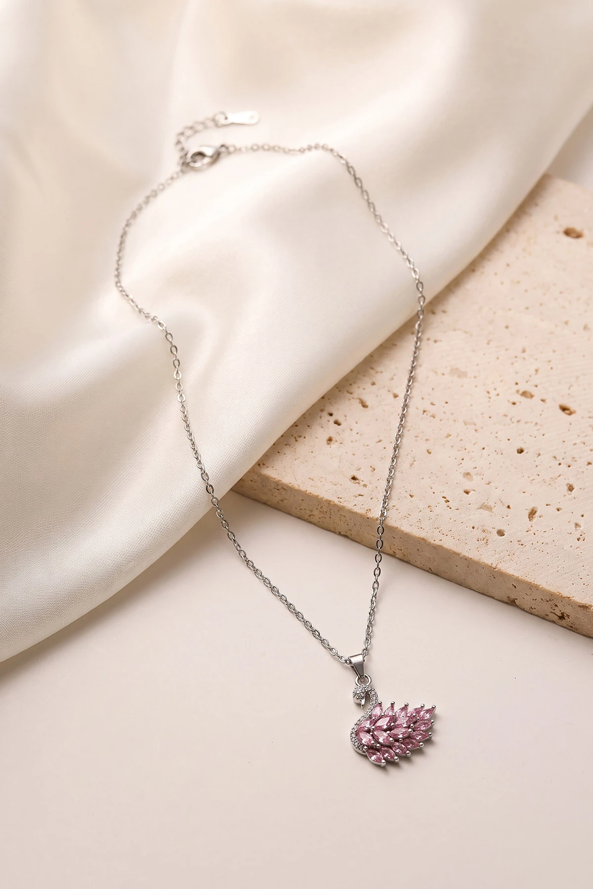 Gümüş Kuğu Figürlü Pembe Taşlı Çelik Kolye 481627