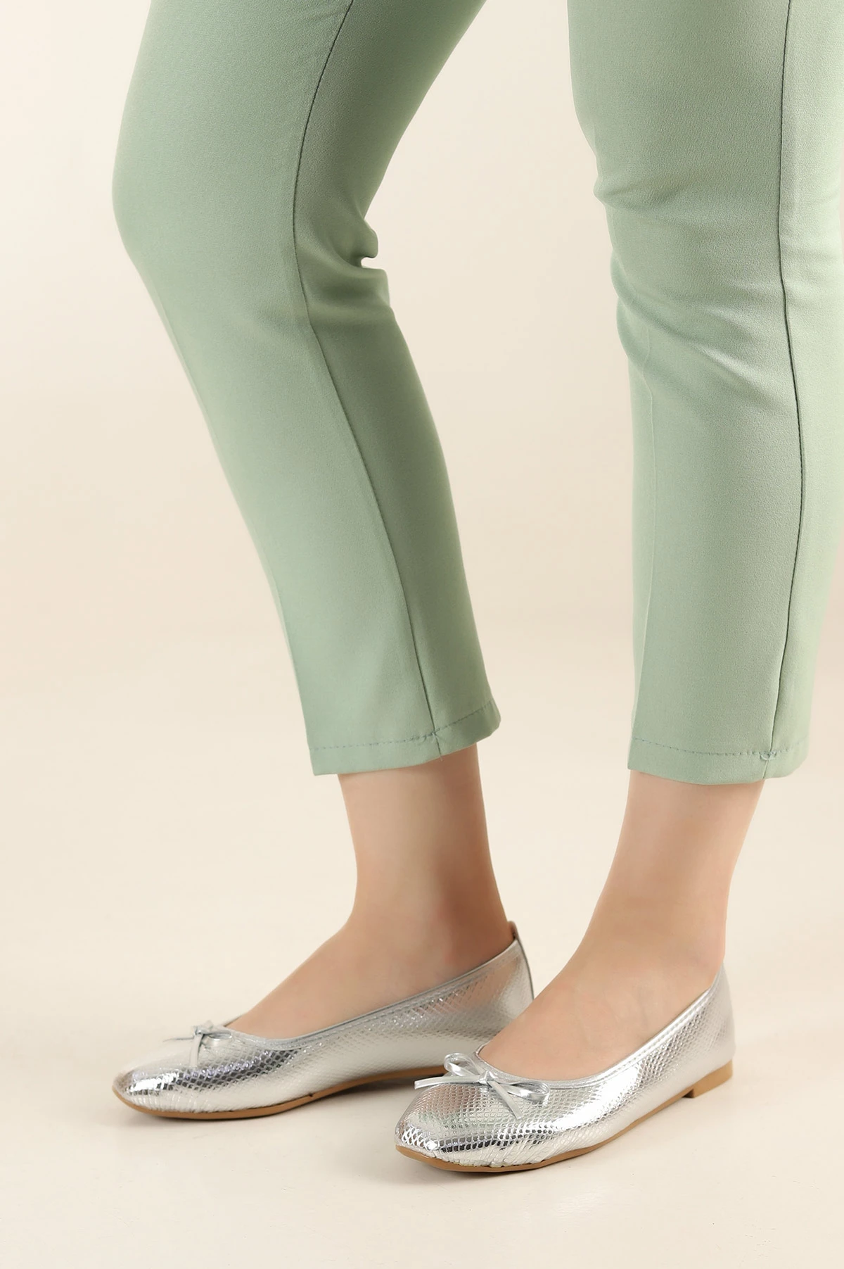 Gümüş Rugan Yılan Derisi Desenli Fiyonk Detaylı Babet Ayakkabı 265371