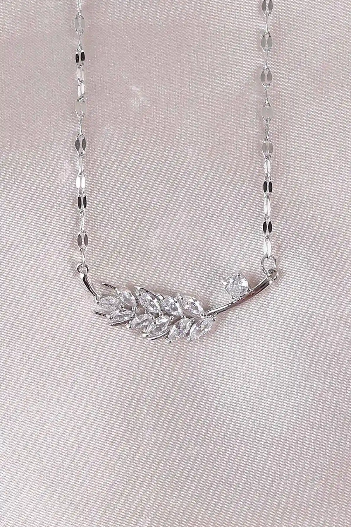 Gümüş Yaprak Model Taşlı Şık Kolye 498417