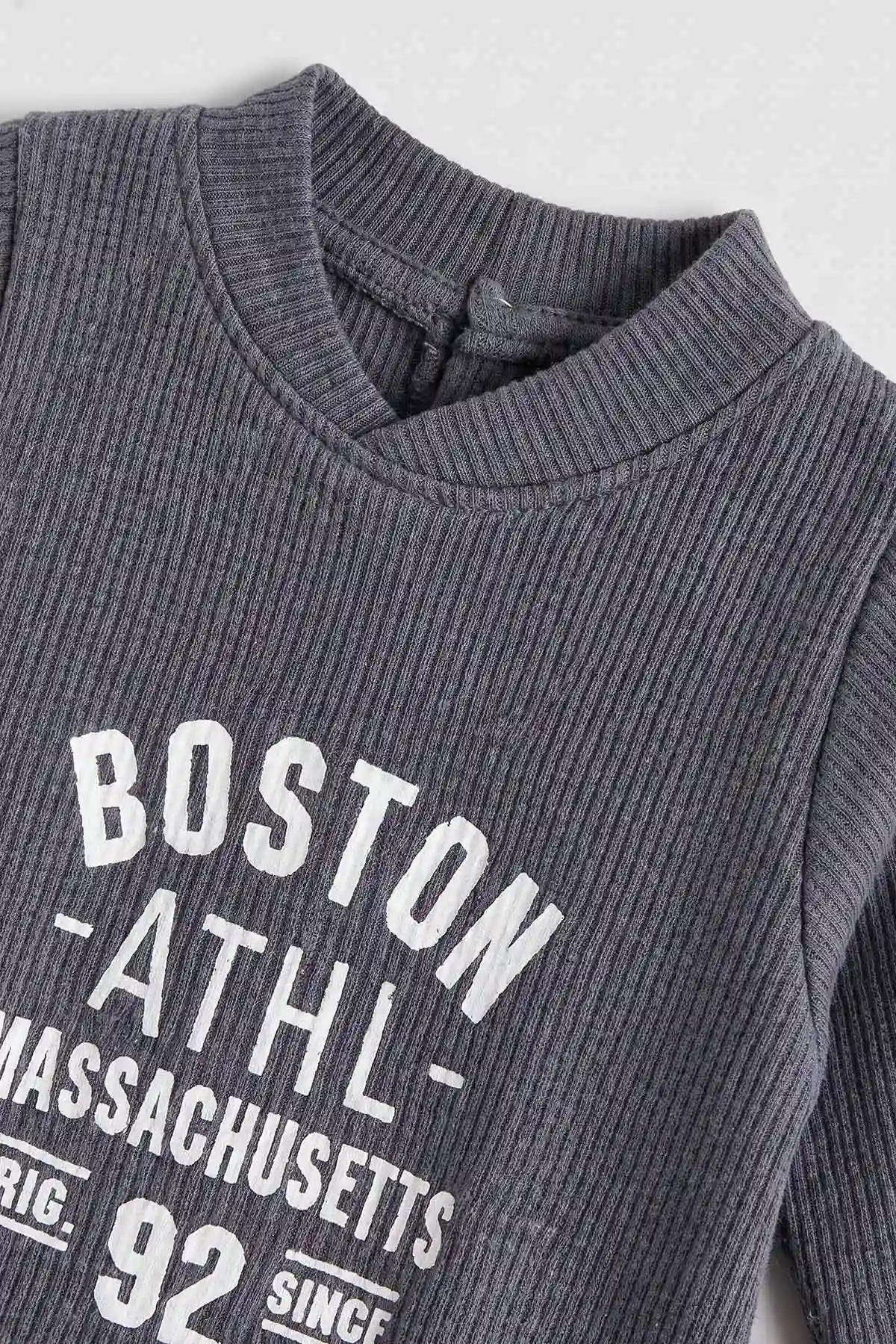 İndigo (0-9 Ay) Boston Nakışlı Waffle Kumaş Çıtçıtlı Şapkalı Erkek Bebek Tulum 486945