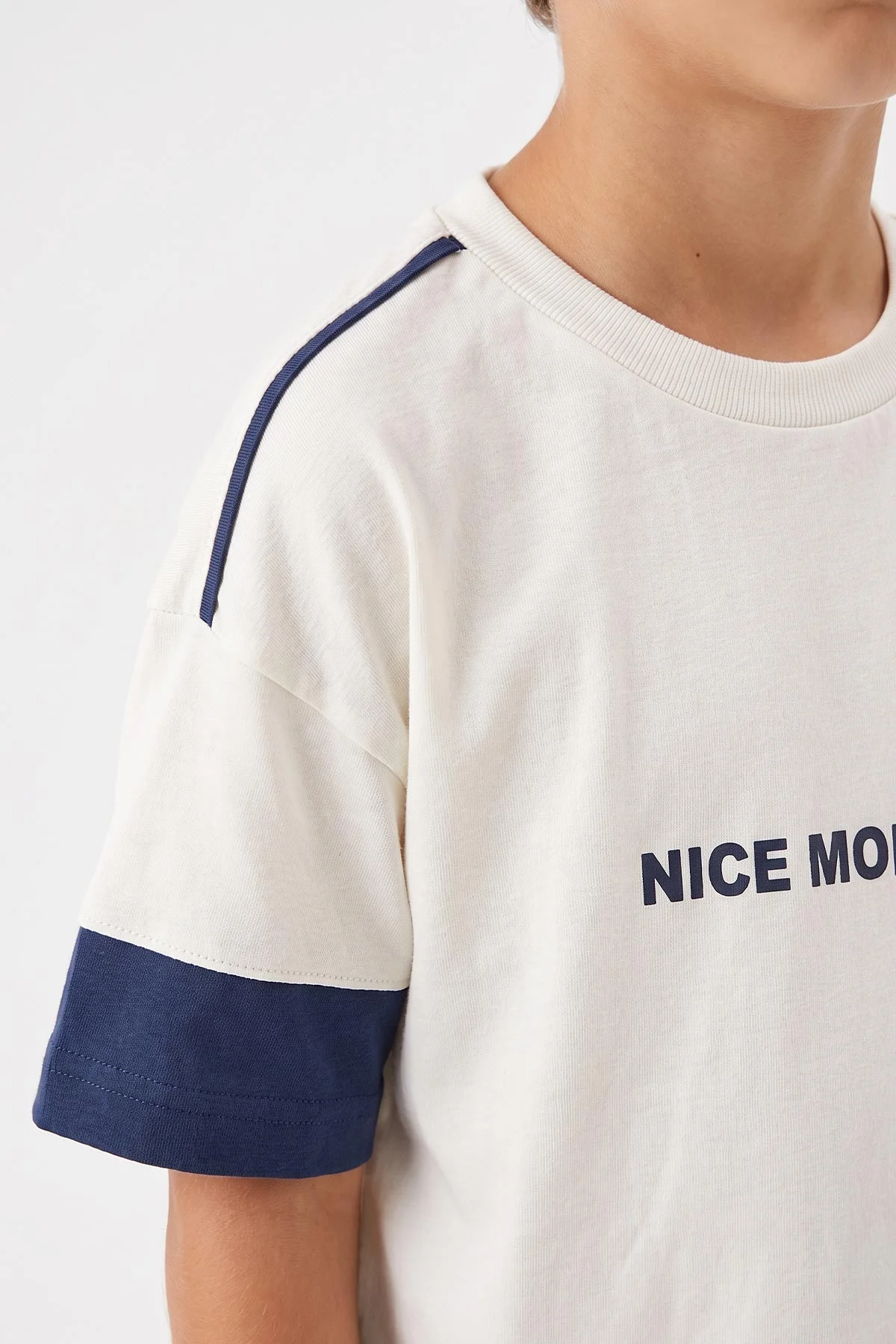 İndigo (7-12 Yaş) Nice Moments Baskılı Garnili  Cepli Şortlu  Erkek Çocuk Yazlık Takım 470083
