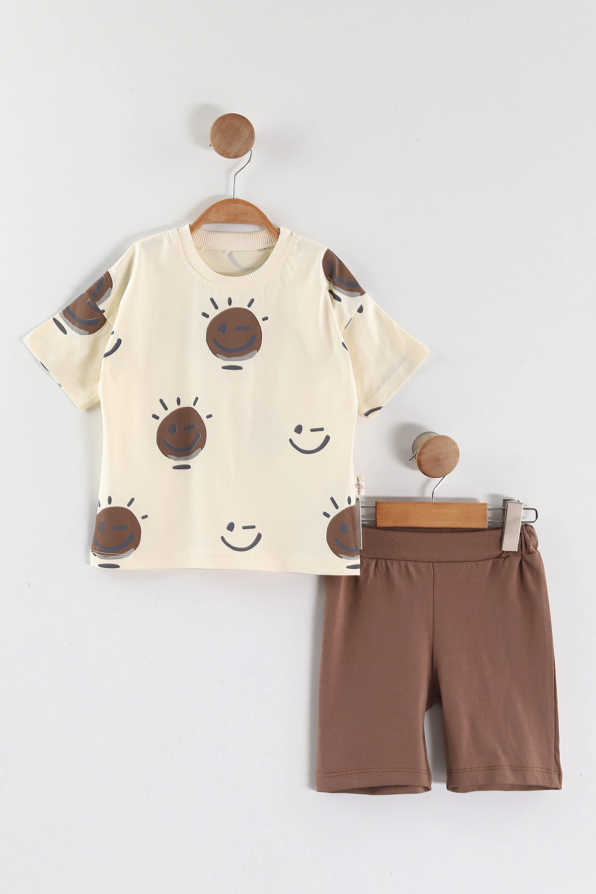 Kahve (1-5 Yaş) Emoji Baskılı Tişörtlü ve Şortlu Süprem Erkek Çocuk Yazlık Takım 446232