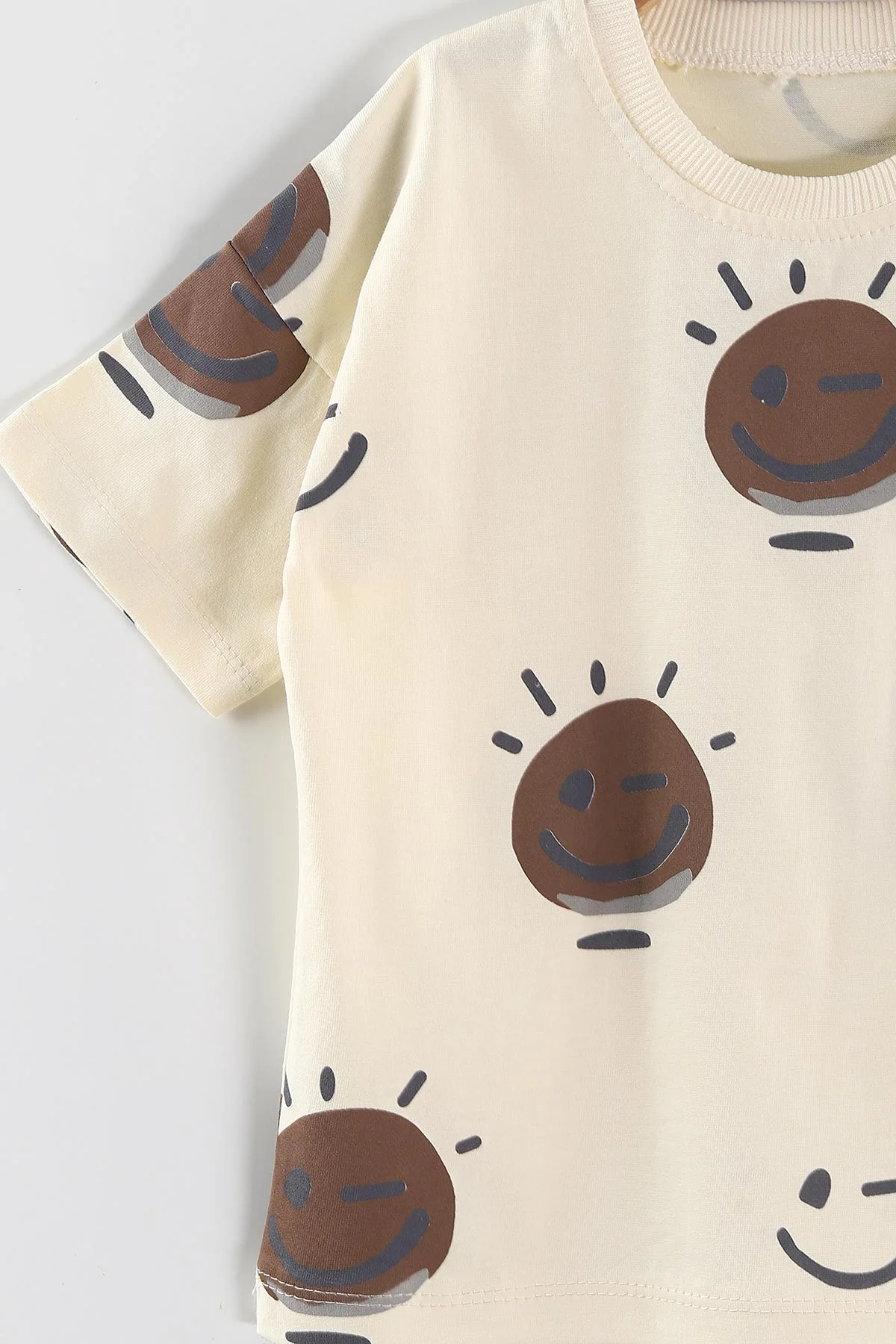 Kahve (1-5 Yaş) Emoji Baskılı Tişörtlü ve Şortlu Süprem Erkek Çocuk Yazlık Takım 446232