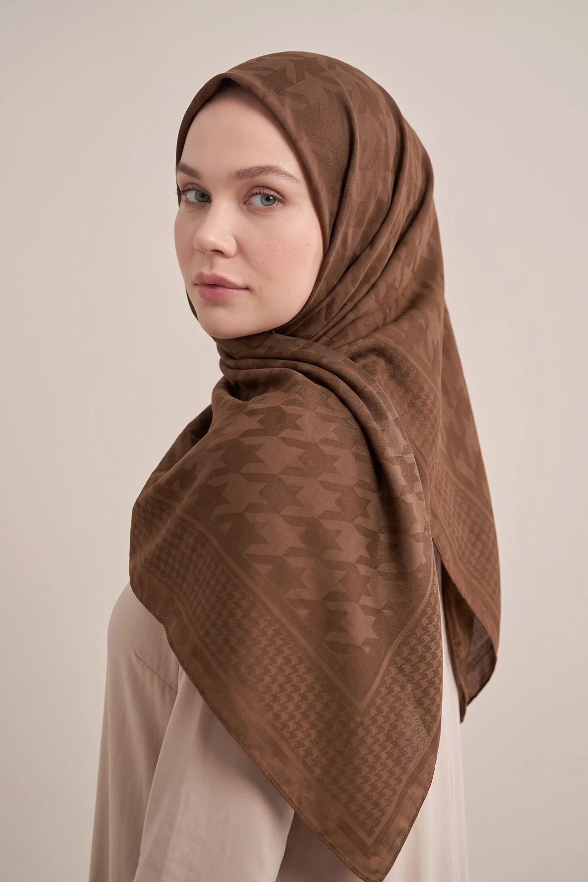 Kahve 100x100 Cm Kaz Ayağı İpeksi Premium Pano Jakar Eşarp 494371