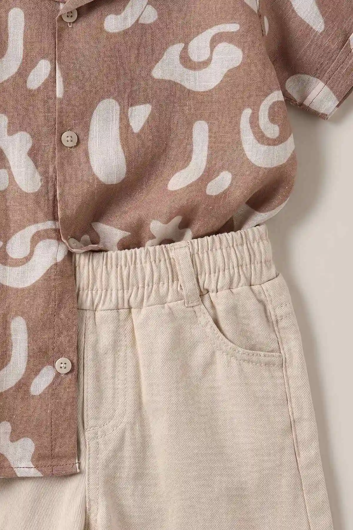 Kahve (2-10 Yaş)Desenli Keten Gömlekli Gabardin Şortlu Erkek Çocuk Yazlık Takım 465439