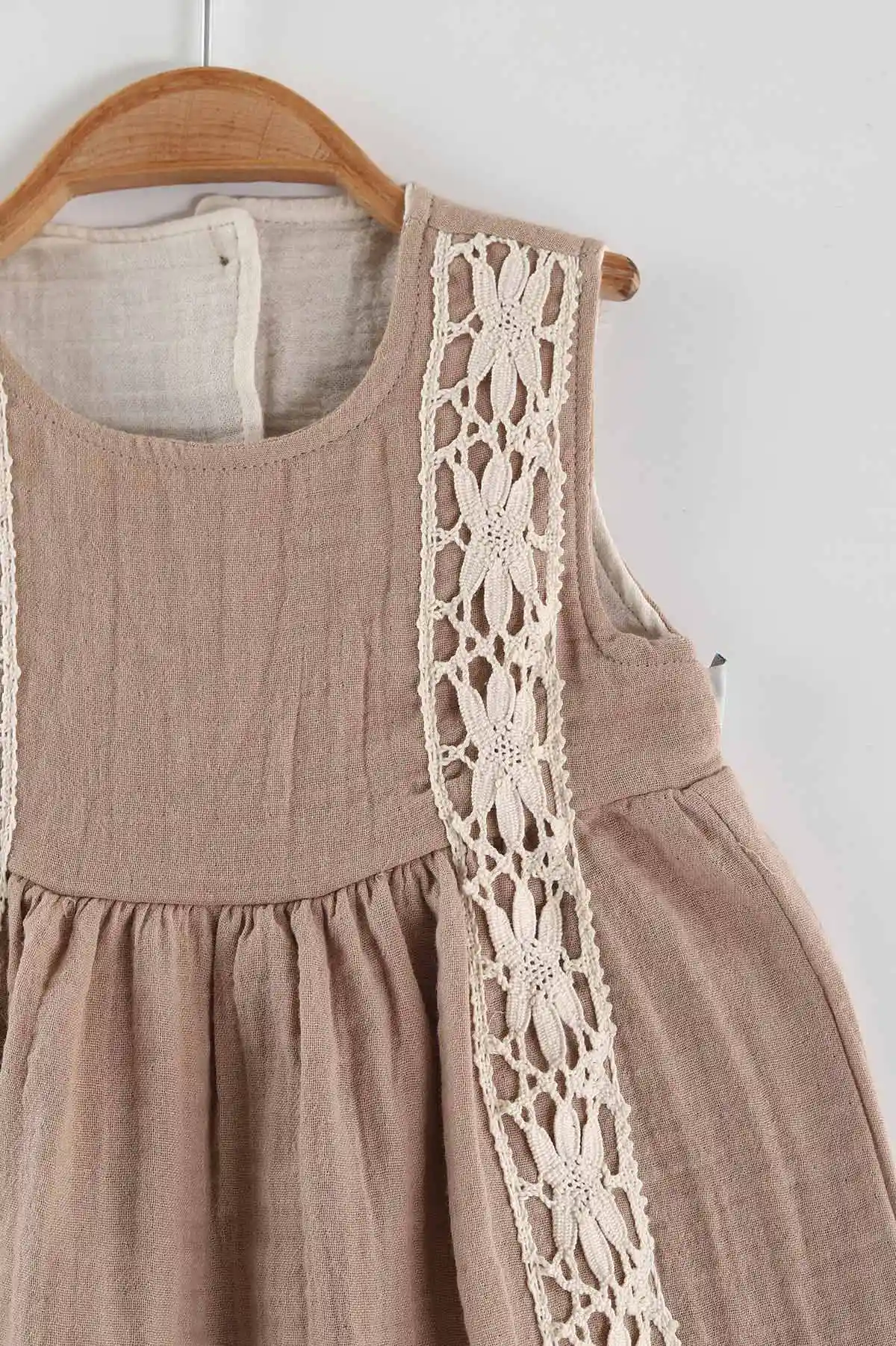 Kahve (6-24 Ay) Boyuna Örgü İşlemeli Kız Bebek Müslin Elbise 449575