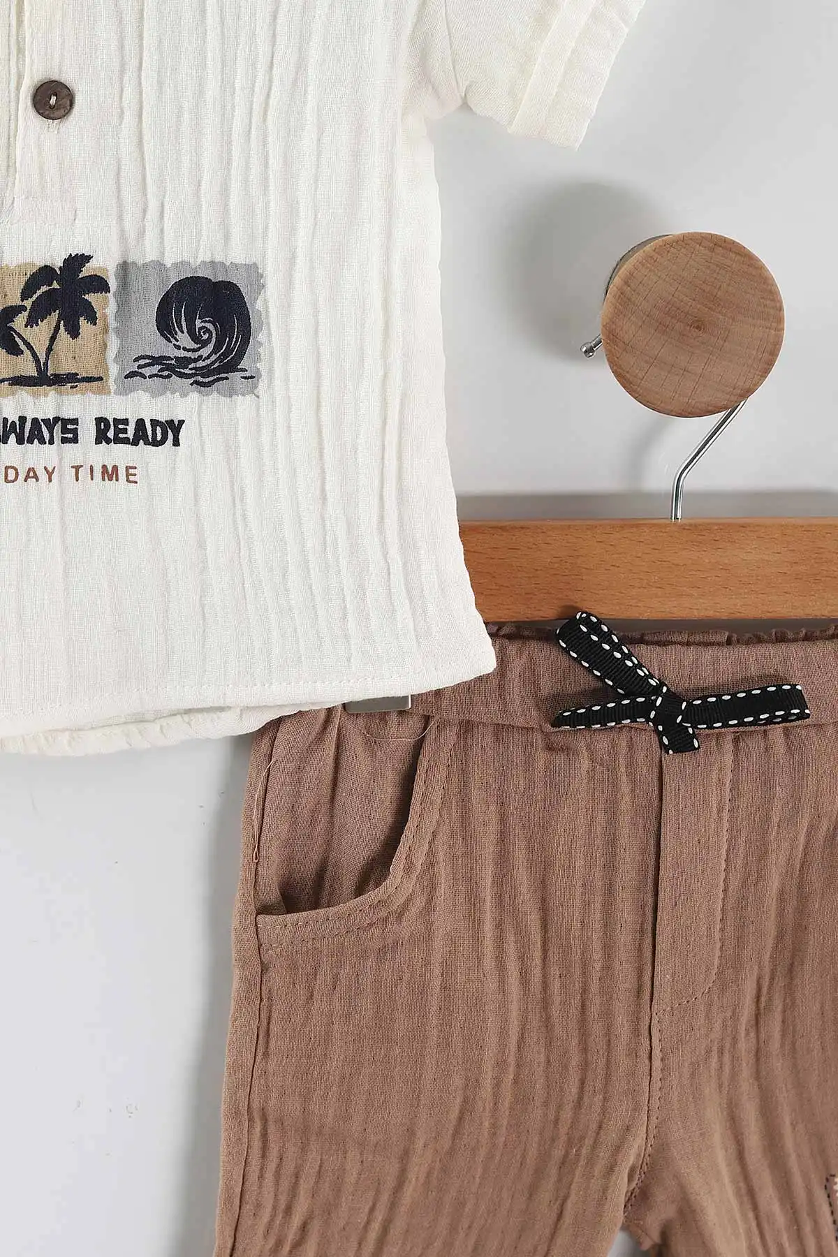 Kahve Beyaz (0-4 Yaş)Holiday Time Baskılı Yaka Yarım Düğmeli Müslin Erkek Çocuk Yazlık Takım 444937