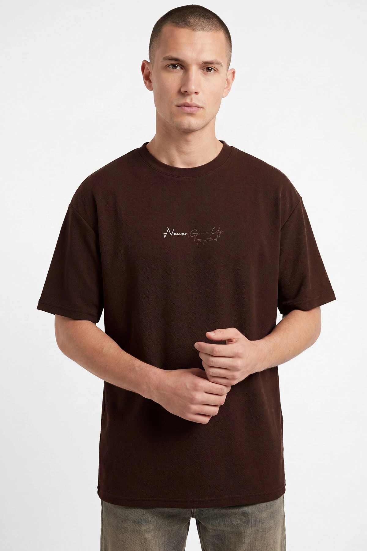 Kahverengi Oversize Bisiklet Yaka Yazı Detaylı Erkek Tişört 465426