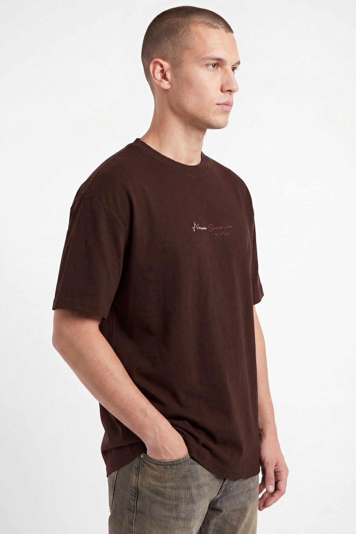 Kahverengi Oversize Bisiklet Yaka Yazı Detaylı Erkek Tişört 465426