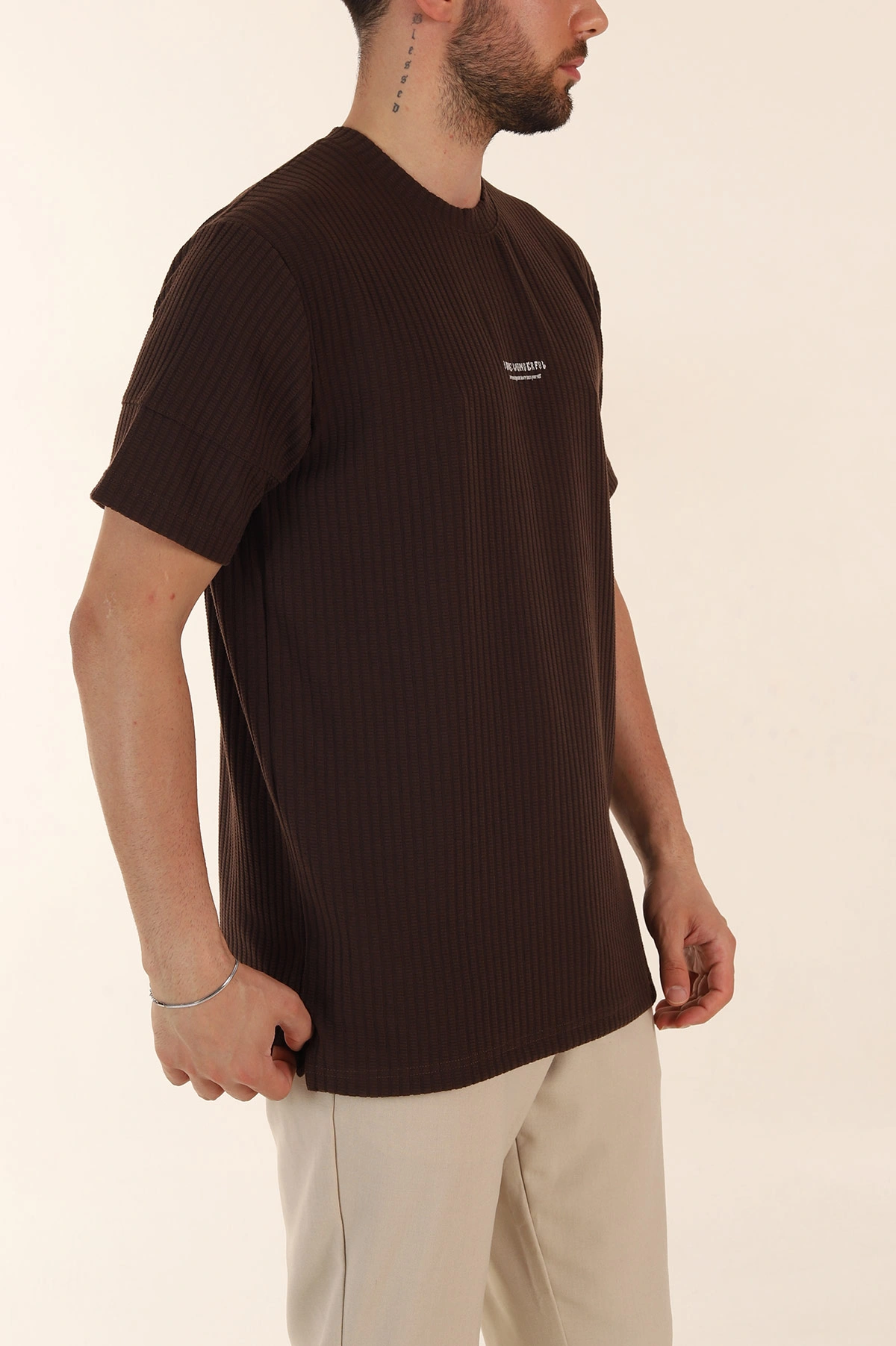 Kahverengi Relaxed Fit Dokulu Yazı Detaylı Erkek Tişört 370309