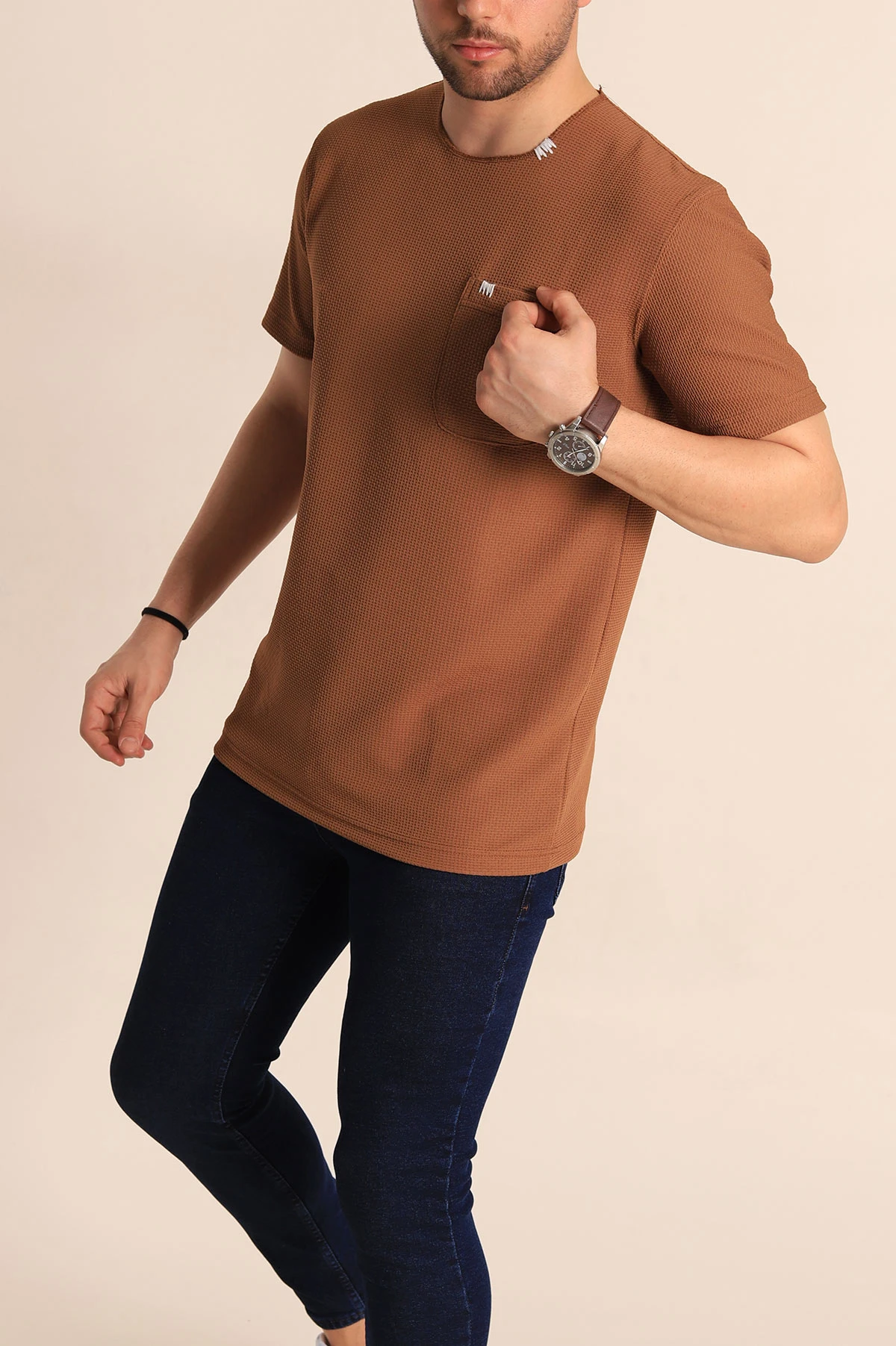 Kahverengi Slim Fit Petek Dokulu Cep Detaylı Geniş Yaka Erkek Tişört 257207