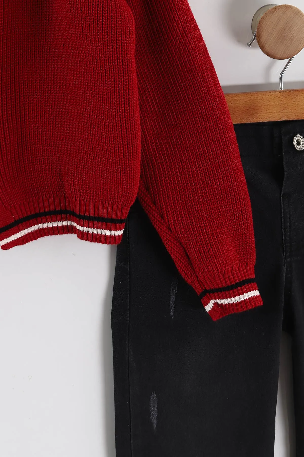 Kırmızı (5-9 Yaş) Kalpli Sweatli Triko Hırkalı   Kot Pantolonlu Kız Çocuk 3'lü Takım 443854