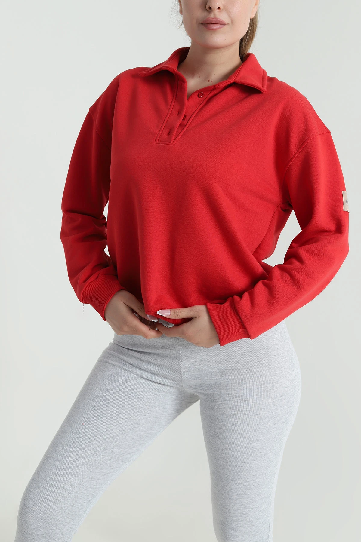 Kırmızı Düğmeli Yaka Üç İp Kadın Sweat 484743