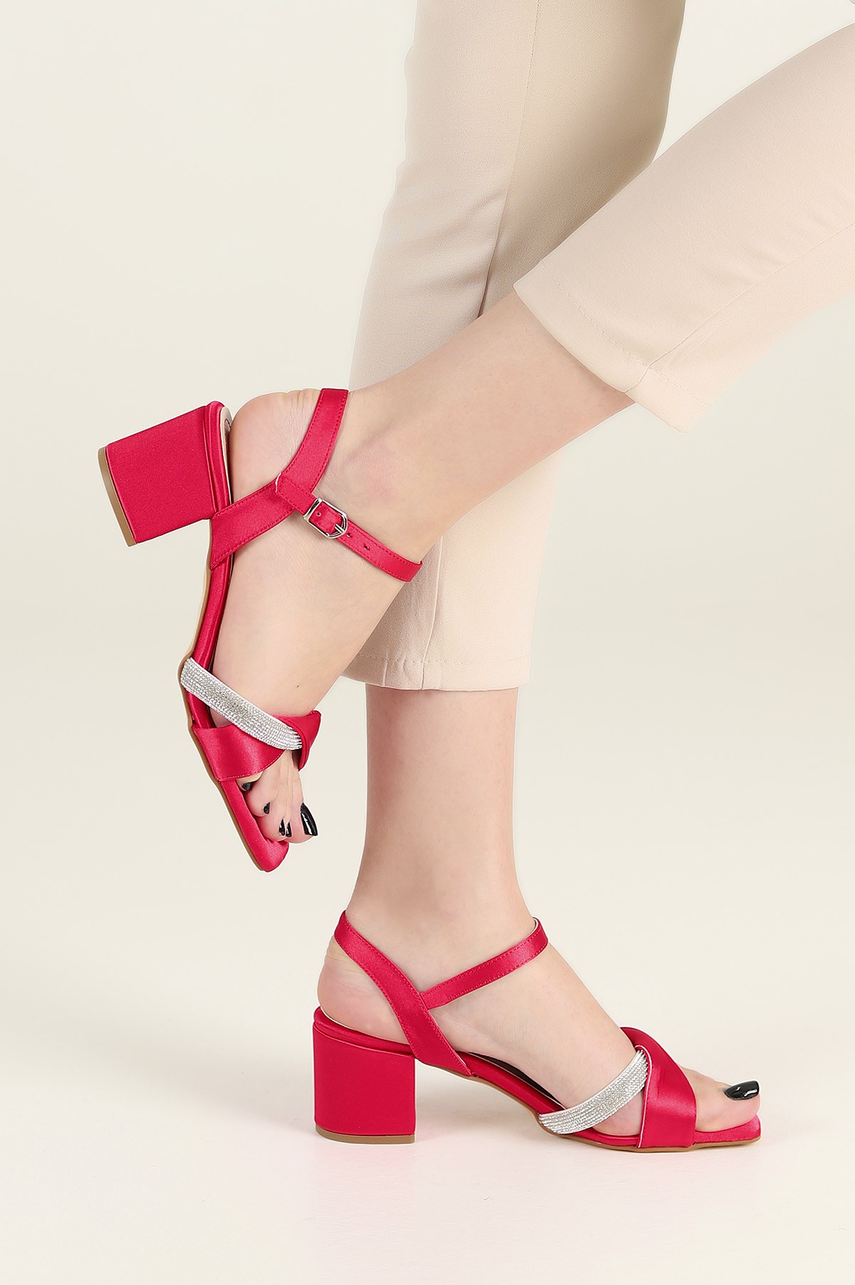 Kırmızı Saten Bilek Kemerli Taş Detay Topuklu Ayakkabı 173730