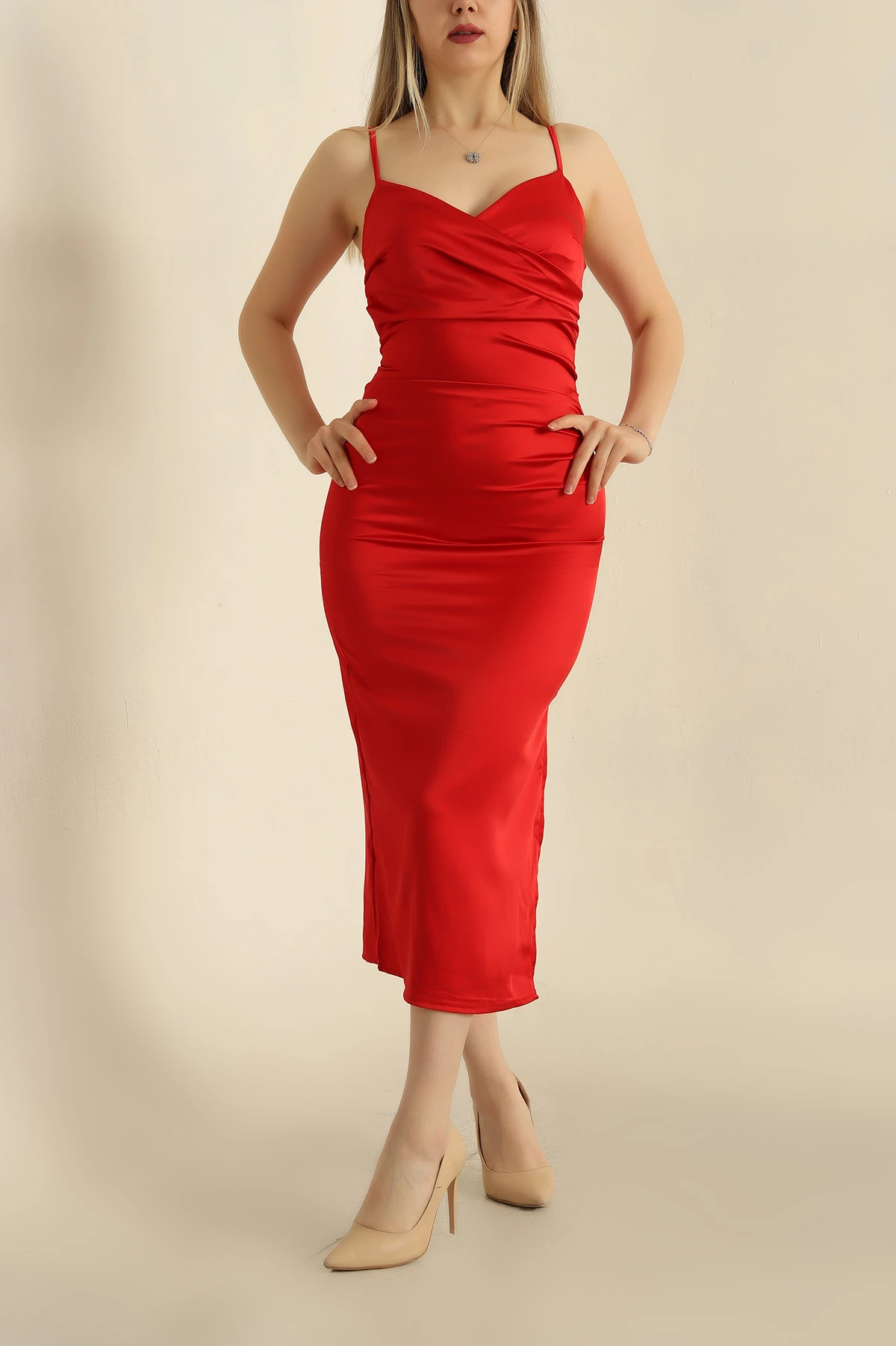 Kırmızı Saten Kumaş Yırtmaçlı Elbise 257570
