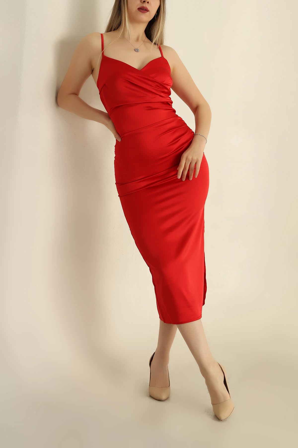 Kırmızı Saten Kumaş Yırtmaçlı Elbise 257570