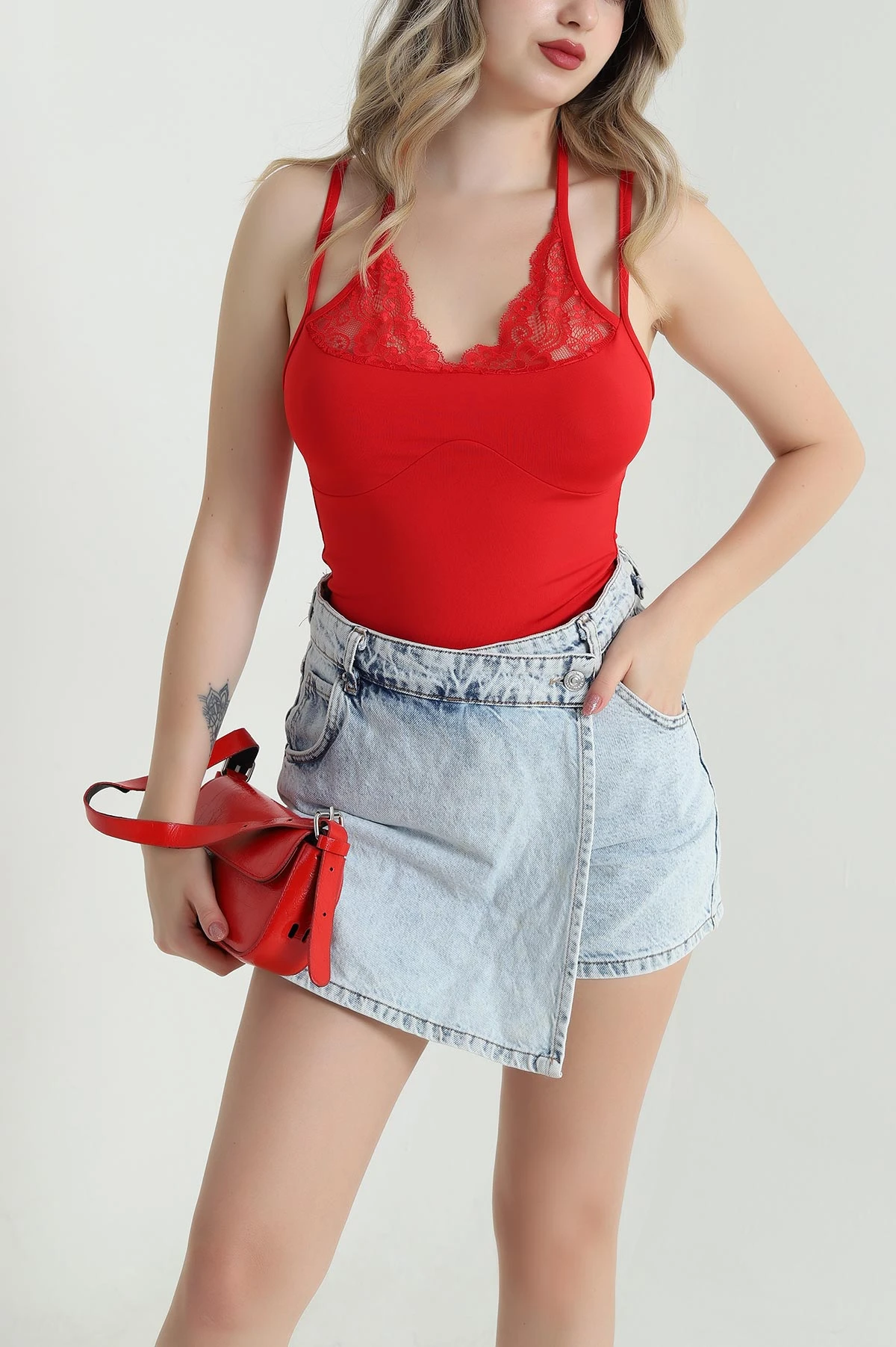 Kırmızı Yazlık Scuba Dantelli Kadın Bluz 466311